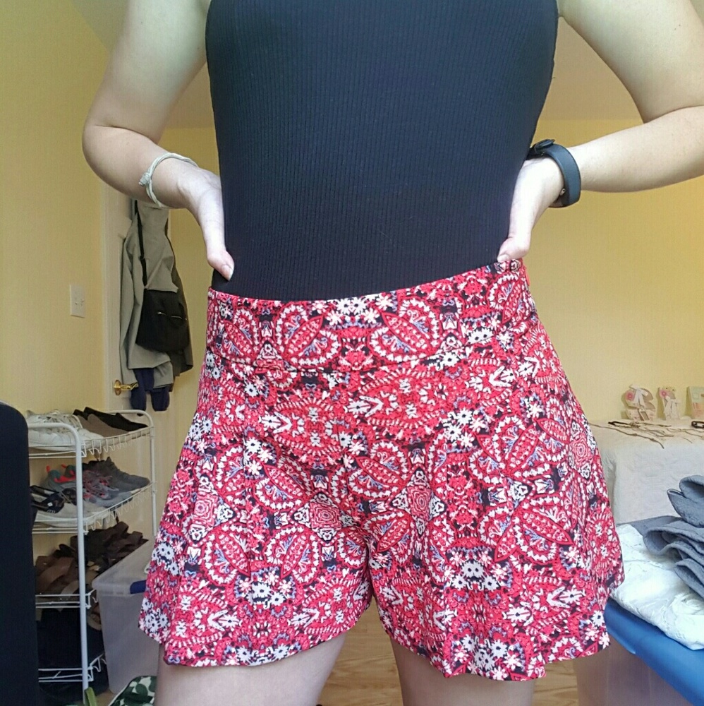Modern pattern mock skirt shorts size S
